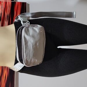 Lululemon everywhere belt bag 1L silver